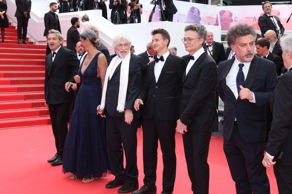 Louis-Do de Lencquesaing, Ceyla Lacerda et son mari Pierre Richard, Timi-Joy Marbot, guest - Montée des marches du film « La venue de l’avenir » lors du 78ème Festival International du Film de Cannes, au Palais des Festivals à Cannes. Le 22 mai 2025
© Jacovides-Moreau / Bestimage