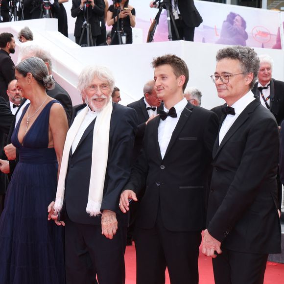 Louis-Do de Lencquesaing, Ceyla Lacerda et son mari Pierre Richard, Timi-Joy Marbot, guest - Montée des marches du film « La venue de l’avenir » lors du 78ème Festival International du Film de Cannes, au Palais des Festivals à Cannes. Le 22 mai 2025
© Jacovides-Moreau / Bestimage