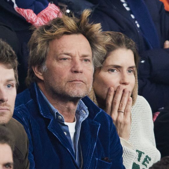 Laurent Delahousse et sa compagne Alice Taglioni - Célébrités assistent au 1/8e de finale aller de la Ligue des champions 2024-25 entre le PSG contre Liverpool (0-1) au Parc des Princes à Paris le 5 mars 2025. © Cyril Moreau/Bestimage