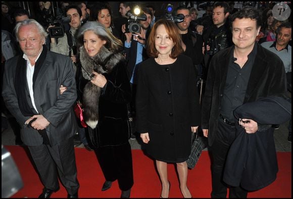 Niels Arestrup, Françoise Fabian, Bruno Chiche et Nathalie Baye à l'avant-première de "Je n'ai rien oublié" de Bruno Chiche au cinéma Publicis à Paris.

© VEEREN / BESTIMAGE