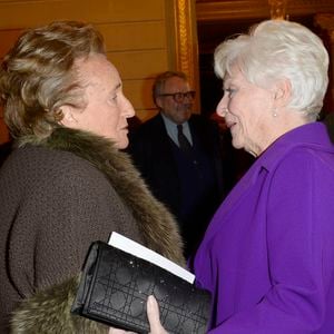 Durant les six dernières semaines de sa vie, elle vivait chez son amie Line Renaud.
Bernadette Chirac et Line Renaud - François Hollande a élevé la chanteuse et actrice Line Renaud au rang de grand officier de la Légion d'honneur lors d'une cérémonie au palais de l'Élysée à Paris, le 21 novembre 2013.