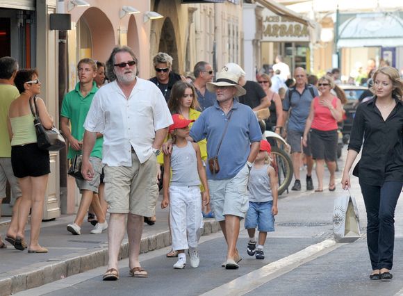Phil Collins aperçu avec sa famille dans les rues de Saint-Tropez, France, le 2 août 2009. Photo ABACAPRESS.COM