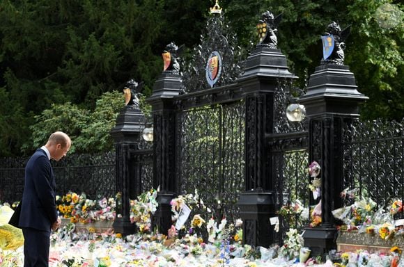 Le Prince de Galles regarde les hommages floraux laissés par les membres du public aux portes de Sandringham House dans le Norfolk, suite au décès de la Reine Elizabeth II.  Norfolk, Royaume-Uni, le 15 septembre 2022. Photo by Toby Melville/PA Photos/ABACAPRESS.COM