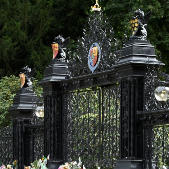 Le Prince de Galles regarde les hommages floraux laissés par les membres du public aux portes de Sandringham House dans le Norfolk, suite au décès de la Reine Elizabeth II.  Norfolk, Royaume-Uni, le 15 septembre 2022. Photo by Toby Melville/PA Photos/ABACAPRESS.COM