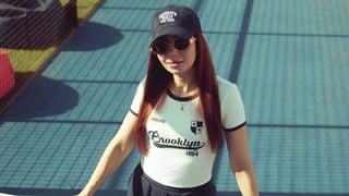 Nos astuces pour bien choisir sa casquette quand on a les cheveux volumineux