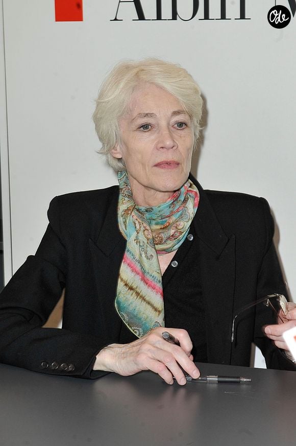 À son retour, elle lui a simplement fait un signe d’au revoir de la main, consciente qu’elle allait partir.

Françoise Hardy - 33eme edition du Salon Du Livre Porte de Versailles a Paris, le 23 mars 2013. Agence / Bestimage