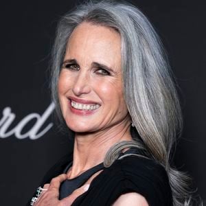 Andie MacDowell a une nouvelle fois captivé le Festival de Cannes avec son élégance naturelle.

Andie MacDowell au dîner du Trophée Chopard au Carlton Beach Club lors du 79ème Festival International du Film de Cannes. © Olivier Borde / Bestimage