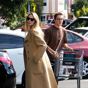 Los Feliz, CA  - Angelina Jolie et son fils Knox Leon Jolie-Pitt en pleine courses au supermarché.



Photo : Backgrid USA / Bestimage