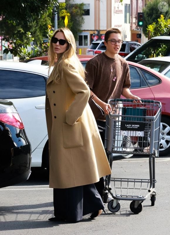 Los Feliz, CA  - Angelina Jolie et son fils Knox Leon Jolie-Pitt en pleine courses au supermarché.



Photo : Backgrid USA / Bestimage