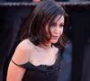 En choisissant cette pièce dessinée il y a 24 ans par le regretté créateur Alber Elbaz, Leïla Bekhti a salué la mémoire d'un grand homme de la mode.

Leïla Bekhti - Montée des marches du film " La vénus électrique " pour la cérémonie d'ouverture du 79ème Festival International du Film de Cannes, le 12 mai 2026. 

© Jacovides-Moreau /Bestimage