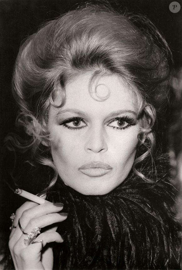 Brigitte Bardot fumant, vers 1966. Photo par JRC Photo Library/The Hollywood Archive/Photoshot/Abaca