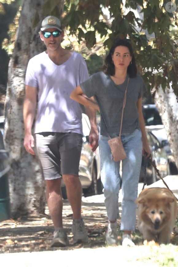 Exclusif - Aubrey Plaza et son mari Jeff Baena font une sortie dans un parc de Los Feliz avec leurs chiens le 21 août 2022.