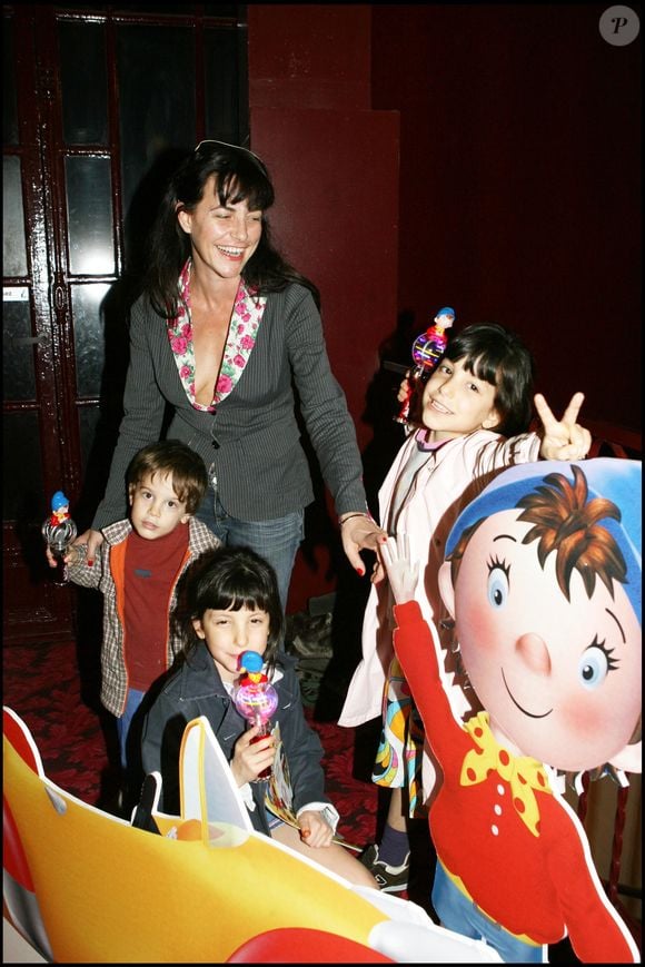 Lio et son fils Diego, ses filles Garance et Léa à la première du spectacle pour enfants "Oui oui au Casino de Paris le 28 octobre 2006. © COADIC GUIREC / BESTIMAGE
