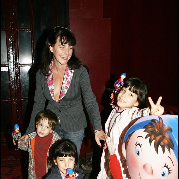 Lio et son fils Diego, ses filles Garance et Léa à la première du spectacle pour enfants "Oui oui au Casino de Paris le 28 octobre 2006. © COADIC GUIREC / BESTIMAGE