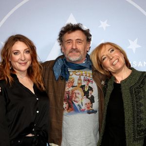 Sarah Stern, Jean-Paul Rouve, Élise Larnicol au photocall de la cérémonie d'ouverture du 28ème Festival International du Film de Comédie à l'Alpe d'Huez le 13 janvier 2025. © Dominique Jacovides / Bestimage