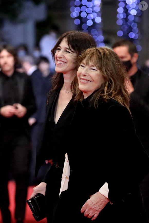 Charlotte Gainsbourg et sa mère Jane Birkin - Montée des marches du film «Jane par Charlotte» lors du 74ème Festival International du Film de Cannes. Le 7 juillet 2021
© Borde-Jacovides-Moreau / Bestimage