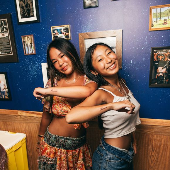 Jade et Joy, les filles de Laeticia Hallyday, sont allées se faire tatouer "Mamour" en hommage à l'histoire d'amour de leurs parents. Laeticia a toujours appelé Johnny "Mamour". Elles sont allées chez le tatoueur Julien de Karas Tatoo à Saint Barthélemy. Il a exceptionnellement accepté de tatouer Joy qui est mineure car il a été ému par sa volonté de se faire ce tatouage hautement symbolique

Saint Barthélemy, le 14 août 2025

© Sam Delpech / Bestimage