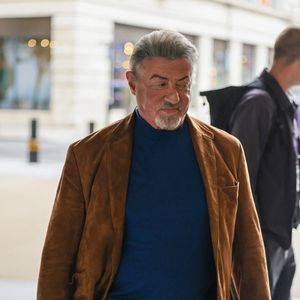 Londres – Sylvester Stallone est aperçu aux abords de BBC Radio 2 à Londres, vêtu d'une veste en daim et chaussé avec élégance. L'acteur arrive à la station de radio de la capitale. Sur la photo : Sylvester Stallone. Backgrid UK/ Bestimage