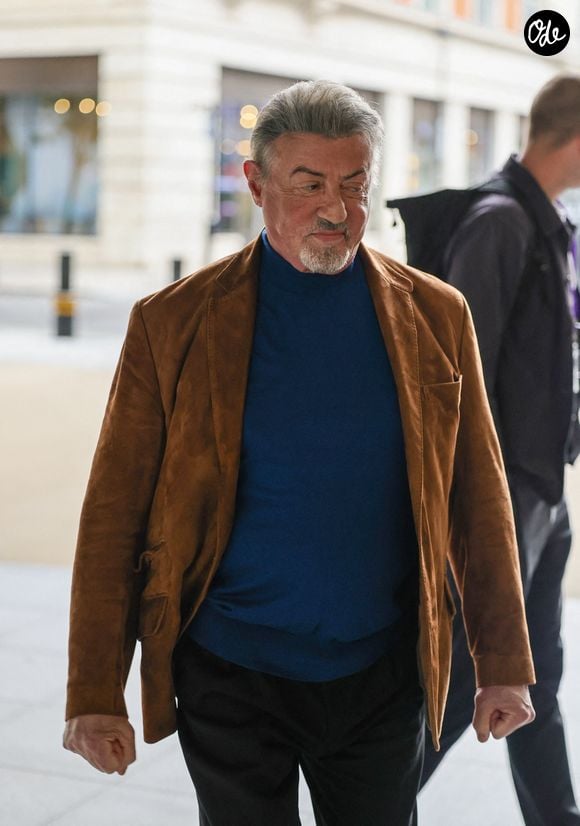 Londres – Sylvester Stallone est aperçu aux abords de BBC Radio 2 à Londres, vêtu d'une veste en daim et chaussé avec élégance. L'acteur arrive à la station de radio de la capitale. Sur la photo : Sylvester Stallone. Backgrid UK/ Bestimage