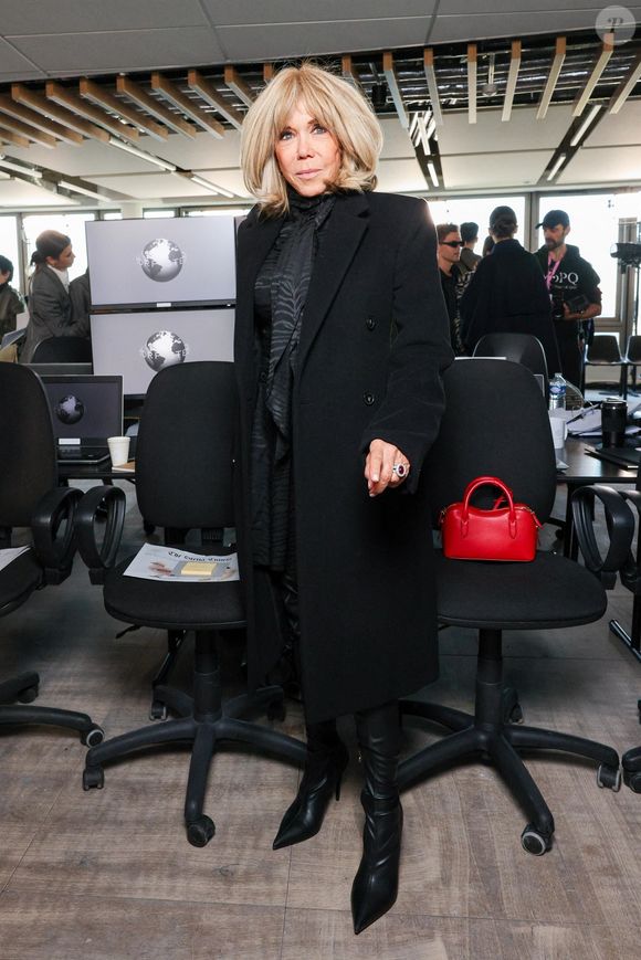 Un sac à main rouge qui sublimait son look 
Brigitte Macron -  Défilé Stella McCartney Femmes Automne/Hiver 2025-2026 à Paris le 5 mars 2025 Backgrid USA / Bestimage