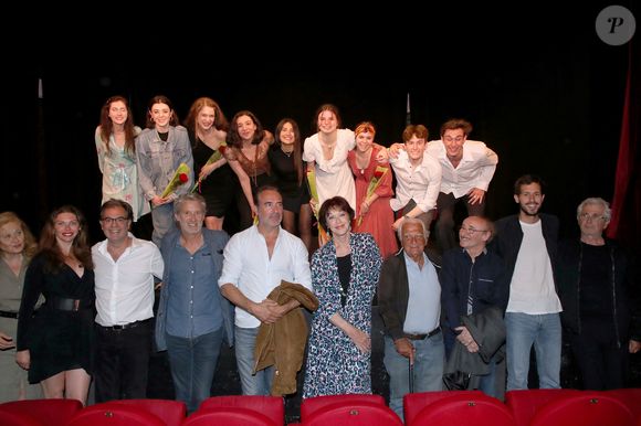 Exclusif - Katia Tchenko, Audrey Belmondo, Olivier Belmondo, Antoine de Caunes, Jean Dujardin (nouveau Parrain de "l'Entrée des Artistes »), Anny Duperey, Alain Belmondo, Michel Caradec, Victor Belmondo et Michel Boujenah posent devant les élèves de la promotion 2023 : Emma Bellier, Victoire Cellier, Romain Da Encarnação, Romain Debat, Rose Levallois, Jeanne Le Bozec, Pauline Royer, Daniela Traverso et Clara Trillot - Audition de la Promotion 2023 de l’École « L’Entrée des Artistes » d’Olivier Belmondo au Théâtre des Mathurins à Paris le 05 Juin 2023. 

© Bertrand Rindoff / Bestimage
