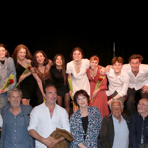 Exclusif - Katia Tchenko, Audrey Belmondo, Olivier Belmondo, Antoine de Caunes, Jean Dujardin (nouveau Parrain de "l'Entrée des Artistes »), Anny Duperey, Alain Belmondo, Michel Caradec, Victor Belmondo et Michel Boujenah posent devant les élèves de la promotion 2023 : Emma Bellier, Victoire Cellier, Romain Da Encarnação, Romain Debat, Rose Levallois, Jeanne Le Bozec, Pauline Royer, Daniela Traverso et Clara Trillot - Audition de la Promotion 2023 de l’École « L’Entrée des Artistes » d’Olivier Belmondo au Théâtre des Mathurins à Paris le 05 Juin 2023. 

© Bertrand Rindoff / Bestimage