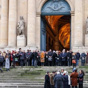 Sortie des obsèques de Catherine Laborde en l’église Saint-Roch à Paris, le 6 février 2025. Décédée le 28 janvier 2025 à l'âge de 73 ans, l'ancienne présentatrice météo de TF1 (1988 - 2017) était atteinte de la maladie neurodégénérative à corps de Lewy. 
© Jacovides - Moreau / Bestimage