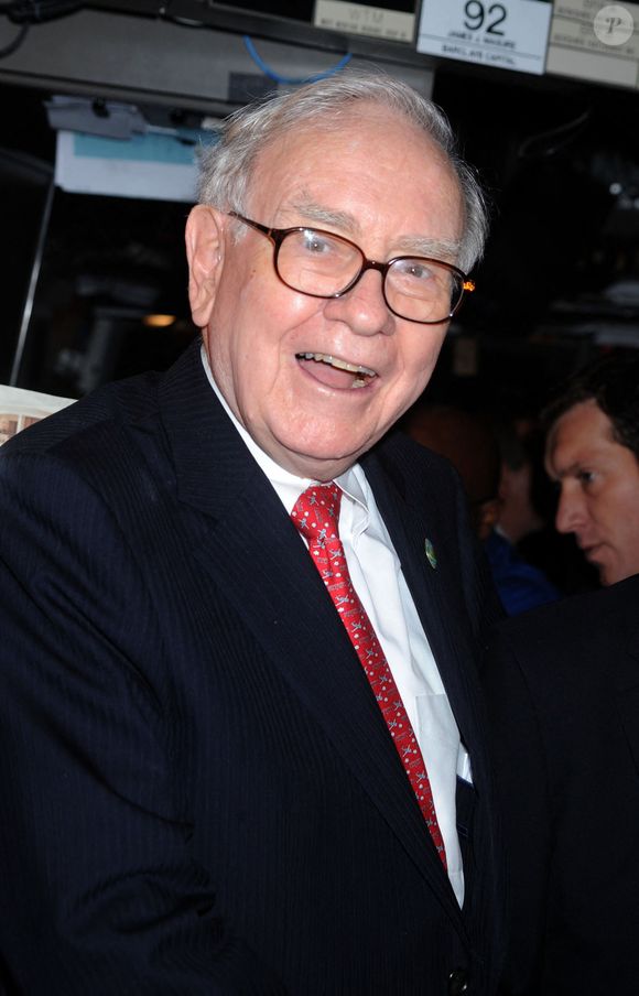 Warren Buffett, président-directeur général de Berkshire Hathaway Inc. pose pour une photo après avoir sonné la cloche d'ouverture à la Bourse de New York (NYSE) à New York, États-Unis, le 30 septembre. 30, 2011. Photo by Dennis Van Tine/ABACAPRESS.COM
