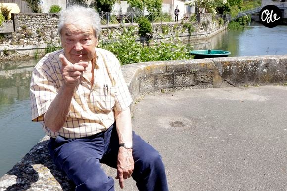 Pierre Perret lors de la 38ème édition du salon du livre de Cosne-Cours-sur-Loire le 23 mai 2026. © Cédric Perrin / Bestimage