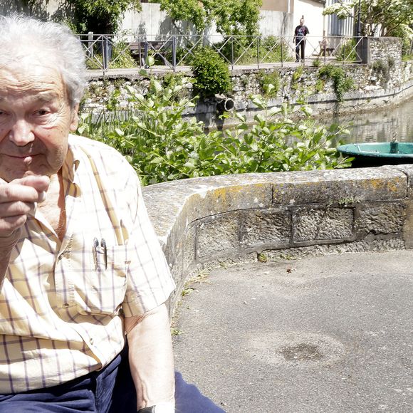 Pierre Perret lors de la 38ème édition du salon du livre de Cosne-Cours-sur-Loire le 23 mai 2026. © Cédric Perrin / Bestimage