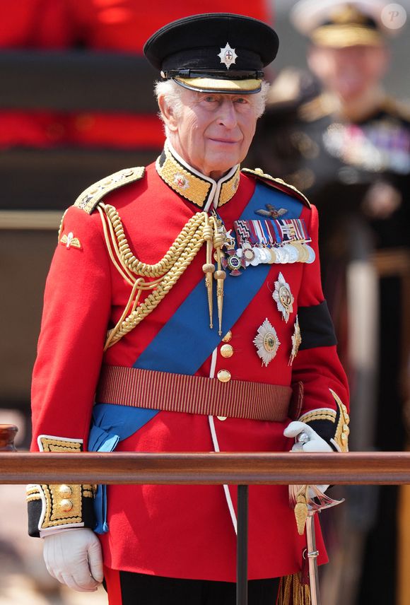Le roi Charles III d'Angleterre - Les membres de la famille royale britannique au balcon de Buckingham Palace lors de la cérémonie Trooping the Colour à Londres, le 14 juin 2025. Affecté par le crash du Boeing 787 Dreamliner à Ahmedabad du 12 juin, le souverain et les officiels porteront un brassard noir en hommage aux plus de 270 victimes. Bon nombre d'elles étaient des ressortissants britanniques.
© Jams Whatling / Bestimage