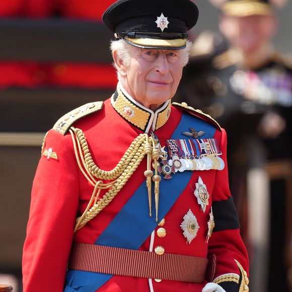 Le roi Charles III d'Angleterre - Les membres de la famille royale britannique au balcon de Buckingham Palace lors de la cérémonie Trooping the Colour à Londres, le 14 juin 2025. Affecté par le crash du Boeing 787 Dreamliner à Ahmedabad du 12 juin, le souverain et les officiels porteront un brassard noir en hommage aux plus de 270 victimes. Bon nombre d'elles étaient des ressortissants britanniques.
© Jams Whatling / Bestimage
