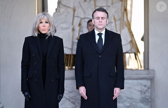 Le président Emmanuel Macron et sa femme Brigitte Macron participent à une minute de silence en hommage aux victimes du cyclone Chido à Mayotte le 23 décembre 2024.

© Eric Tschaen / Pool / Bestimage