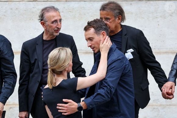 Hugo Clément, Audrey Crespo-Mara, Laurent Voulzy - Sorties des obsèques de Thierry Ardisson en l’église Saint-Roch de Paris, France, le 17 juillet 2025. © Clovis-Jacovides/Bestimage