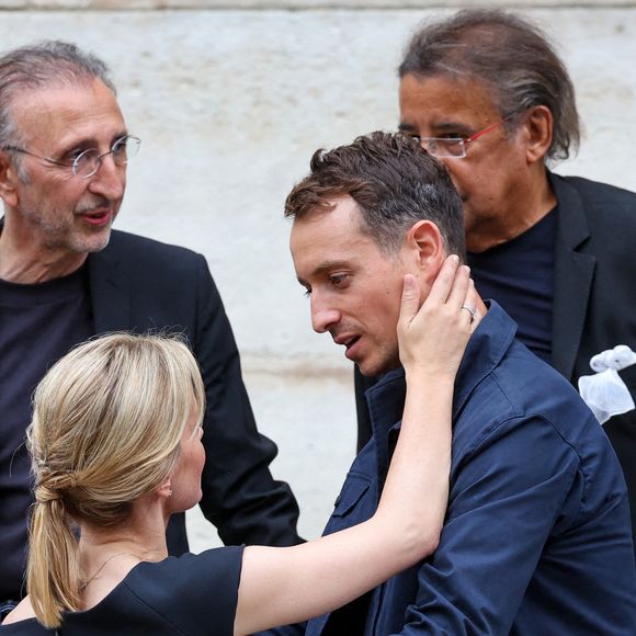 Hugo Clément, Audrey Crespo-Mara, Laurent Voulzy - Sorties des obsèques de Thierry Ardisson en l’église Saint-Roch de Paris, France, le 17 juillet 2025. © Clovis-Jacovides/Bestimage