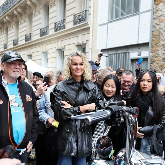 Sa mère adoptive et sa sœur l'ont rejointe à Los Angeles

Laeticia Hallyday et ses filles Jade et Joy rencontrent les bikers venus rendre hommage au chanteur lors de l'inauguration d'une plaque commémorative en hommage à Johnny Hallyday devant l'immeuble où le chanteur français a grandi dans le 9ème arrondissement de Paris, France, le 22 décembre 2023. © Dominique Jacovides/Bestimage