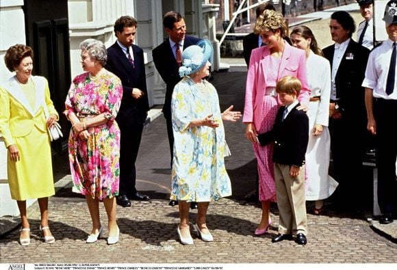 92 ans de la reine Elizabeth II le 4 août 1992 avec la princesse Diana, le prince Harry, le prince Charles, la princesse Margaret et Lord Linley ©ALPHA AGENCY / BESTIMAGE
