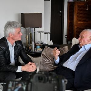 Exclusif - Prix Spécial - No web - Philippe Bouvard, journaliste français, écrivain, homme de radio et de télévision, à son domicile, en interview télé avec le journaliste producteur Cyril Viguier à Cannes, le 27 février 2025. 
Ces derniers secrets, il se confie a Cyril Viguier dans une emission diffusée dans le monde entier.

﻿A 95 ans, Philippe Bouvard a décidé de raccrocher et de prendre sa retraite !
Avant d’interrompre définitivement ses activités, l’animateur des « Grosses têtes », auteur de 69 livres et qui réside à maintenant à Cannes, raconte ses souvenirs à Cyril Viguier, au cours d’un Talk qui sera diffusée le 3 et 6 mai première émission et le 10 et 13 mai deuxième émission  sur TV5 Monde et sur RTL, une radio dont il fut, durant plusieurs décennies, l’animateur fétiche.

De René Cotty au Général de Gaulle, de Mitterrand à Sarkozy en passant par Giscard, qu’il soupçonne de « lui avoir coller un contrôle fiscal ! », Bouvard dévoile ses derniers secrets et raconte ses rencontres savoureuses avec tous les Présidents.

D’une République à l’autre, il raconte aussi à Cyril Viguier ses anecdotes drôles et inédites, souvent caustiques, parfois rugueuses, avec les grandes Icônes Françaises: Bardot, Delon, Aznavour etc…

© Bruno Bebert/Bestimage