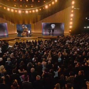 Christina Applegate s’est confiée à People sur son combat quotidien contre la sclérose en plaques.

BGUK_2817390 - Los Angeles, CA - Christina Applegate reçoit une ovation debout alors qu'elle monte sur scène avec une canne pour faire sa présentation aux Emmy Awards. 

Backgrid UK/ Bestimage