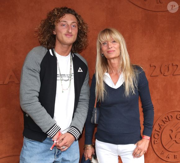 "Jo est très copain avec le fils de David et Cathy Guetta, et avec la fille de Jean-Paul Belmondo (...). Comme ils sont tous un peu dans la même situation de célébrité , ils sont très conscients des pièges que cela engendre", avait expliqué la mère de famille en soulignant "qu'ils s'en méfient et en discutent entre eux". 

Isabelle Camus et son fils Joalukas Noah au village (Jour 8) lors des Internationaux de France de Tennis de Roland Garros 2022 à Paris, France, le 29 mai 2022. © Bertrand Rindoff/Bestimage