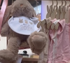 Offrant une sorte de panier garni spécial bébé dans lequel on trouve tétines, biberons, bodies, jouets de dentition, bavoir, doudous, bonnets, chaussettes et une célèbre girafe

L'incroyable panier garni spécial bébé offert à Esmée et Céleste