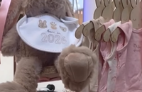 Offrant une sorte de panier garni spécial bébé dans lequel on trouve tétines, biberons, bodies, jouets de dentition, bavoir, doudous, bonnets, chaussettes et une célèbre girafe

L'incroyable panier garni spécial bébé offert à Esmée et Céleste