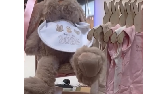 Offrant une sorte de panier garni spécial bébé dans lequel on trouve tétines, biberons, bodies, jouets de dentition, bavoir, doudous, bonnets, chaussettes et une célèbre girafe

L'incroyable panier garni spécial bébé offert à Esmée et Céleste