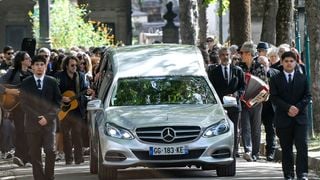 Adieu Catherine Ringer : son fils Raoul, digne au premier rang, lui adresse un clin d’œil à travers leur passion commune