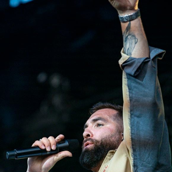 Kendji Girac en concert lors du festival de musique du Printemps de Perouges au Chateau de Saint-Maurice-de-Remens le 29 juin 2025. © Sandrine Thesillat / PsNewZ / Bestimage