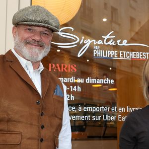 Exclusif - Le chef Philippe Etchebestet sa femme Dominique - Le chef Philippe Etchebest ouvre son restaurant éphémère "Signature" du 9 au 30 octobre au 25 rue Sedaine à Paris dans le 11ème arrondissement le 8 octobre 2025. © Jean-Marc Lhomer/Bestimage