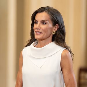 Derrière ce teint parfait se cache Natalia Belda, maquilleuse espagnole de renom, qui accompagne la souveraine depuis plus de vingt ans. 

La reine Letizia d’Espagne reçoit l'équipe nationale féminine de football avant l'EURO féminin de l'UEFA 2025 au palais de la Zarzuela à Madrid. LALO YASKY / BESTIMAGE