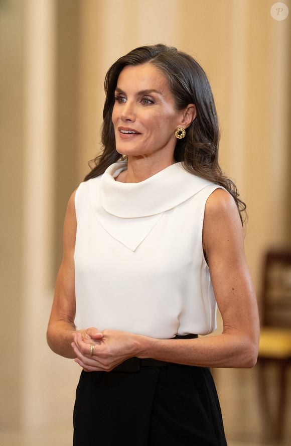 Derrière ce teint parfait se cache Natalia Belda, maquilleuse espagnole de renom, qui accompagne la souveraine depuis plus de vingt ans. 

La reine Letizia d’Espagne reçoit l'équipe nationale féminine de football avant l'EURO féminin de l'UEFA 2025 au palais de la Zarzuela à Madrid. LALO YASKY / BESTIMAGE