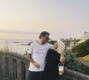 La petite famille quitte l'océan et le Pays basque pour une autre région, au rythme de la carrière de son mari rugbyman, Baptiste Germain.

Sophie Tapie et sa famille aux Pays-Basques