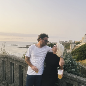La petite famille quitte l'océan et le Pays basque pour une autre région, au rythme de la carrière de son mari rugbyman, Baptiste Germain.

Sophie Tapie et sa famille aux Pays-Basques